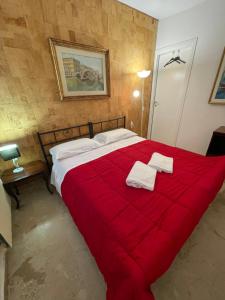 Zimmer mit Kingsize-Bett und Gemeinschaftsbad