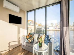 Beautiful houseboat with shared pool