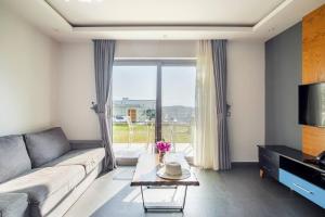 Two-Bedroom Apartment with Sea View room in Degirmenburnu Residence