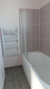 Maisons de vacances MAISON 4 chambres 10 pers a 2,8KM DU CIRCUIT et proche BOULERIES JUMP : photos des chambres