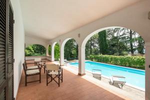 Exclusive 1970s villa with pool and garden by VacaVilla