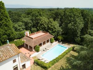 Exclusive 1970s villa with pool and garden by VacaVilla
