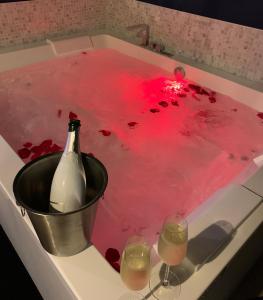 B&B / Chambres d'hotes L'Eclipse maison romantique avec Jacuzzi : photos des chambres