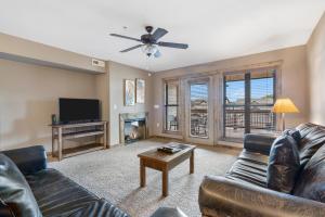 Suite with Balcony room in Table Rock Resorts at Indian Point