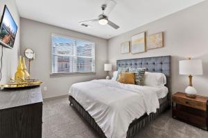 Modern & Chic 1BR Luxury Apts Close to Downtown & Airport
