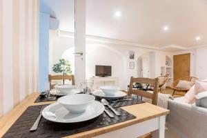 Almada Hideaway w AC & Private Pool by LovelyStay