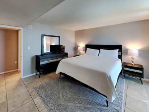 Sabine Yacht & Racquet #5C