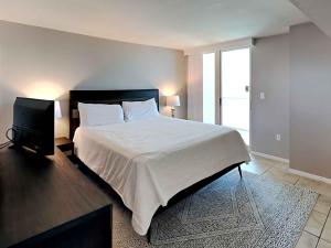 Sabine Yacht & Racquet #5C