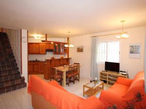 **Casa con piscina, cerca del mar, wifi gratis, aire opcional, mascotas bienvenidas, playa para perros** - ES-184-27