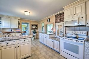 Peaceful Maine Home with Patio Ocean Inlet Getaway!