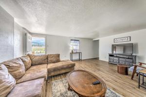 Bright 2-Story Condo 8 Mi to Grindstone Lake