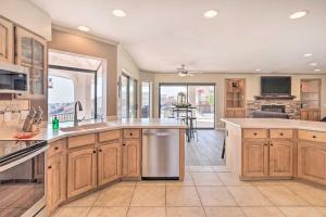 5 Mi to London Bridge Stunning Escape with Hot Tub