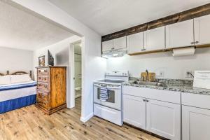 Convenient Tom Picketts Cabin with Mtn View!