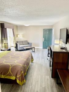 King Room - Smoking  room in Super 8 by Wyndham Bay St. Louis