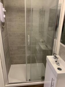 4. Immaculate 2 Bedroom Flat