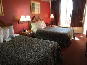 Double Suite with Bath Tub - Mobility Accessible/Non-Smoking room in Days Inn by Wyndham Fort Myers