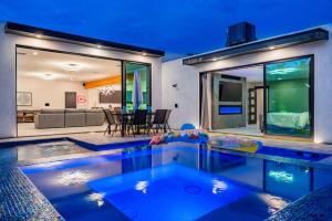 Luxury Villa 5mins to Old Town w Pool Fire pit and BBQ