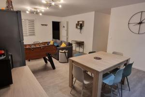 Maisons de vacances Maison entiere 3 chambres entre collegues, amis, famille - barbecue - baby foot - Netflix - Prime : photos des chambres