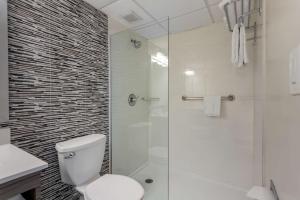 King Room with Roll-In Shower - Disability Access room in Best Western Plus Brooklyn Bay Hotel
