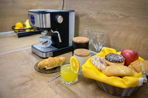 Art Apartment for 4 Guests Free Parking & Wifi