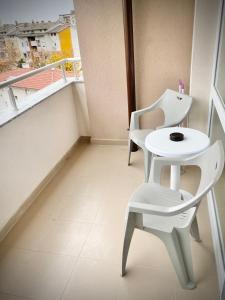 Art Apartment for 4 Guests Free Parking & Wifi