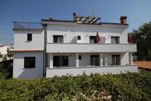 Apartments and rooms with parking space Porec - 6917