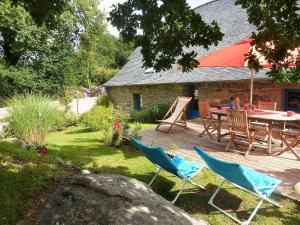 Charming 17th century house beautiful garden in Huelgoat