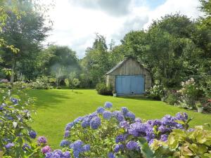 Maisons de vacances Charming 17th century house beautiful garden in Huelgoat : photos des chambres