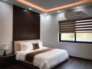 Suite có giường cỡ King với ban công (King Suite with Balcony)