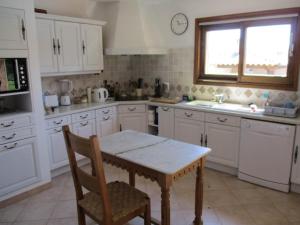 Villas Delightful villa in historic village ten minutes from the sea. : photos des chambres