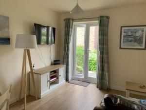 Seaside Cottage, The Bay, 2 bedrooms, patio, parking nearby, 2 dogs welcome