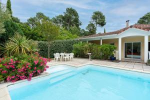 Maisons de vacances Villa piscine pour 6 a Lacanau au coeur de la foret : photos des chambres