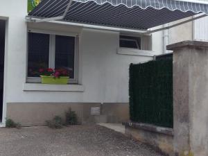 Charmant Gîte Moderne avec Terrasse, Proche Épinal & Nancy, Idéal pour Motards & Randonnées - FR-1-589-262