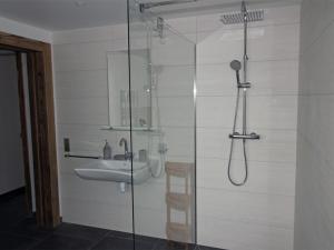 Maisons de vacances Gite 4 etoiles avec sauna et terrasses pour 14 pers. - FR-1-589-319 : photos des chambres