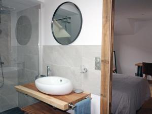 Maisons de vacances Gite 4 etoiles avec sauna et terrasses pour 14 pers. - FR-1-589-319 : photos des chambres