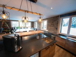 Maisons de vacances Chalet familial spacieux avec SPA, salle de jeux, pres des pistes - 14 pers, Vosges - FR-1-589-366 : photos des chambres