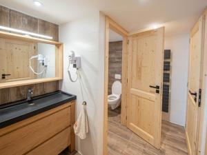 Maisons de vacances Chalet familial spacieux avec SPA, salle de jeux, pres des pistes - 14 pers, Vosges - FR-1-589-366 : photos des chambres