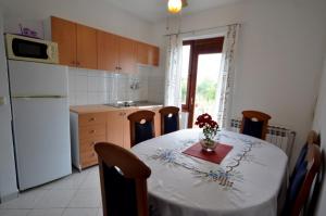 Apartment in Vrvari with balcony, air conditioning, W-LAN, washing machine 664-2