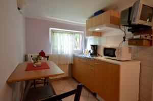 Studio apartment in Varvari with terrace, air conditioning, WiFi, washing machine 664-4