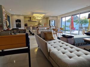 MAGNIFIQUE VILLA LUXE COSY POPPIES HOLIDAY - Noël à la Mer, Flipper, Baby-foot, SPA, Jardin Illuminé, Plage Riva Bella à 300m, Magie de Noël, Tout Confort, Idéale Familles, Groupes & EVG EVJF, Proche Cabourg, Week-end & Courts Séjours !