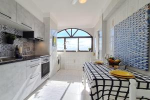 Sunny Apart W Balcony in Algarve by LovelyStay