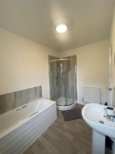 Lovely 3 Bedroom property with extensive parking