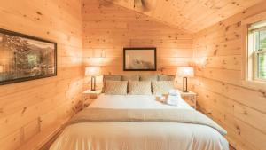 Affordable cabin that sleeps 8 K beds & fire pit