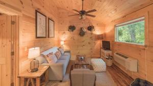 Affordable cabin that sleeps 8 K beds & fire pit