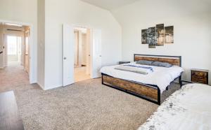 Meticulously-maintained 3-BR Townhouse w Backyard ~ Double-Story!