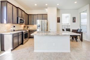 Meticulously-maintained 3-BR Townhouse w Backyard ~ Double-Story!