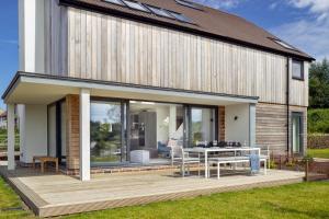 Lakeside property with spa access on a nature reserve Maple House BV08