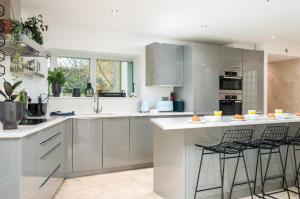 Lakeside property with spa access on a nature reserve Reid Villa CW01