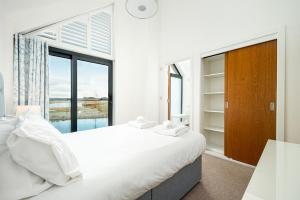 Lakeside property with spa access on a nature reserve Grays Cottage WI24