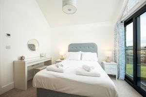 Lakeside property with spa access on a nature reserve Grays Cottage WI24